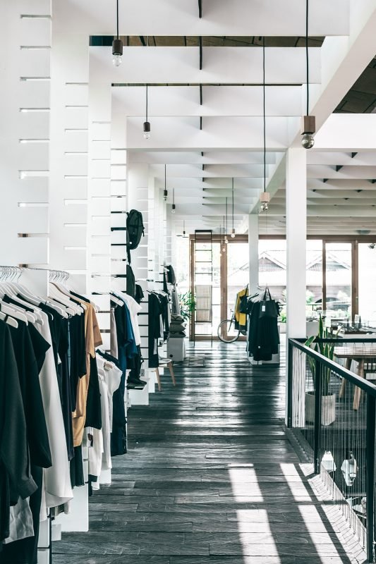 kledinghangerwinkel winkel interieur met kledinghangers