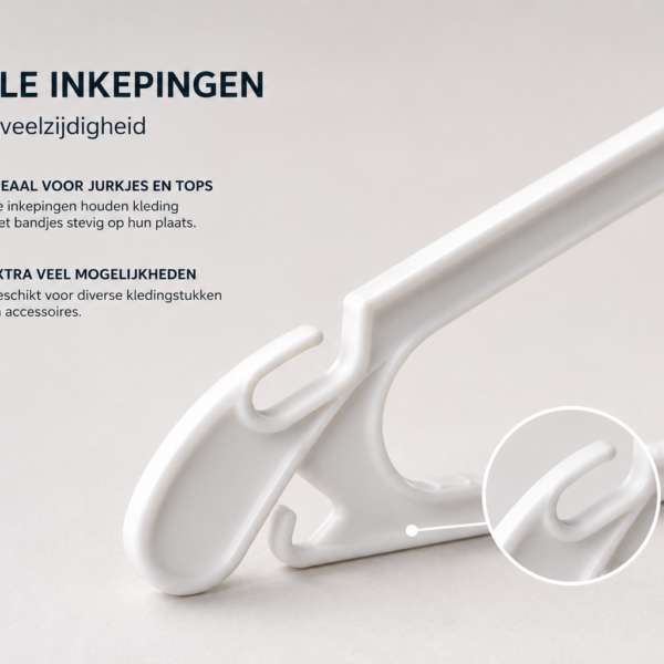 Close-up van dubbele inkepingen op witte kunststof kledinghanger K43