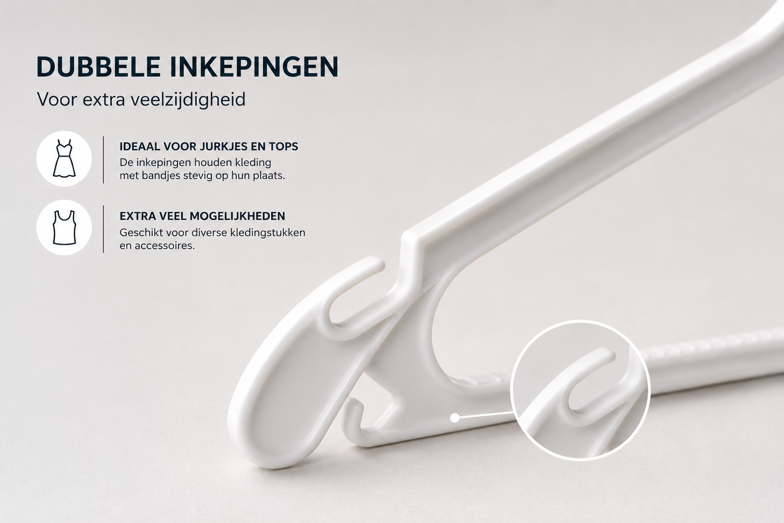 Close-up van dubbele inkepingen op witte kunststof kledinghanger K43